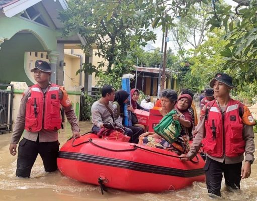 Tim Sar Satbrimob Polda Jateng Turun ke Lokasi Longsor dan Siapkan Dapur Lapangan