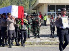 Jenazah Bripka Anumerta Ronald M. Enok Diterbangkan ke Jayapura dan Dimakamkan di Sentani