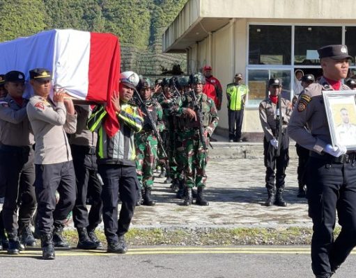 Jenazah Bripka Anumerta Ronald M. Enok Diterbangkan ke Jayapura dan Dimakamkan di Sentani