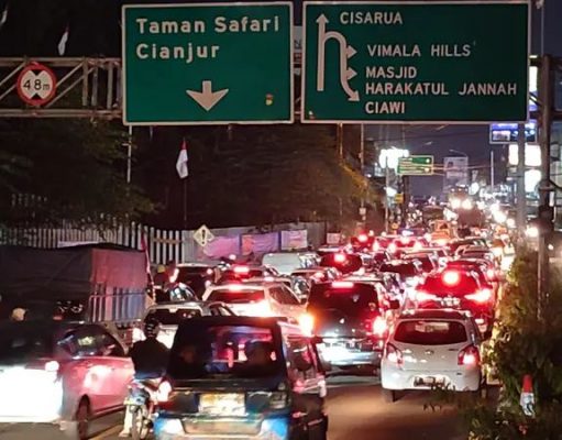 Polisi Tutup Jalur dari By Pass Cianjur Menuju Puncak Antisipasi Kemacetan