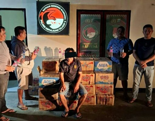 Personel Satnarkoba Polres Kepulauan Talaud Amankan Ratusan Liter Captikus di Pelabuhan Feri Melong