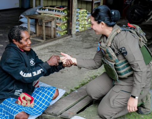 Senyum Polwan Ops Damai Cartenz Membawa Berkah Bagi Mama-Mama Papua di Pasar Lama Oksibil