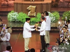 Sebagai Bukti Persahabatan Erat Prabowo Berikan Keris kepada Jokowi