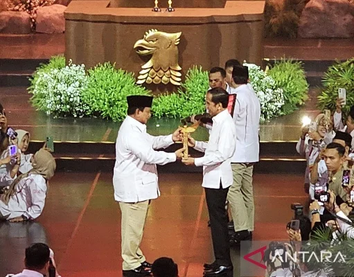 Sebagai Bukti Persahabatan Erat Prabowo Berikan Keris kepada Jokowi