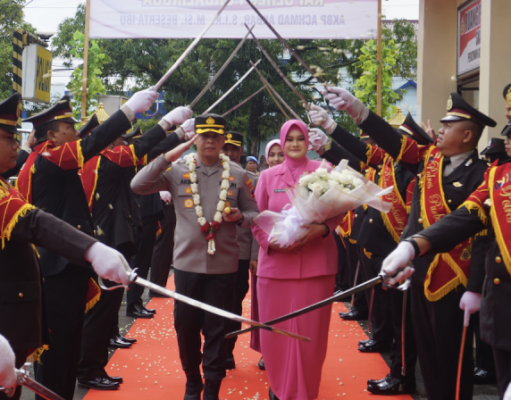 Pejabat Baru Kapolres Purbalingga disambut Tradisi Pedang Pora