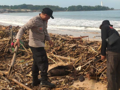 TNI-Polri dan Masyarakat Bersihkan Pantai Santolo, Jaga Keindahan dan Kelestarian Lingkungan