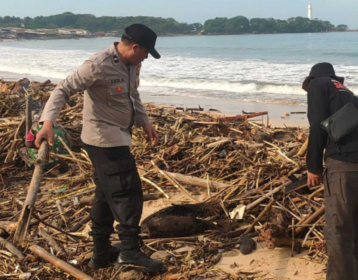 TNI-Polri dan Masyarakat Bersihkan Pantai Santolo, Jaga Keindahan dan Kelestarian Lingkungan