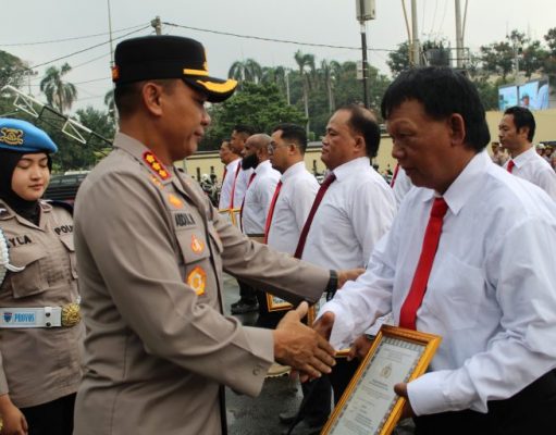 Berikan Penghargaan ke Anggota Berprestasi, Kapolres Metro Depok: Terus Berikan Pelayanan Terbaik ke Masyarakat