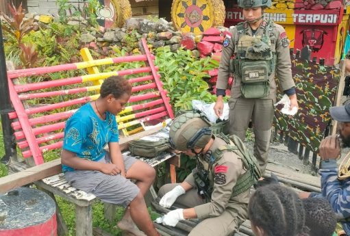 Tim Medis Satgas Ops Damai Cartenz Berikan Pelayanan Kesehatan bagi Warga Puncak Jaya