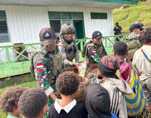 TNI-Polri Gelar Bakti Sosial Kepada Warga Kiwirok