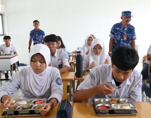 SPPG Lanud Husein Sastranegara Salurkan Ribuan Paket Makanan Bergizi ke SMA Negeri 9 Bandung