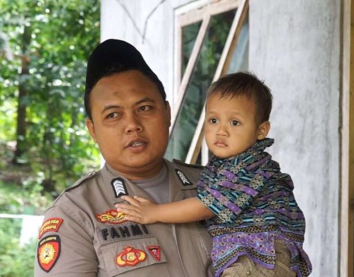 Bripka Fahmi, Sosok Polisi Inspiratif Yang Mengasuh 35 Anak Yatim Piatu