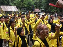 Protes Kebijakan Efiensi Pemerintah Ratusan Mahasiswa Demo “Indonesia Gelap”