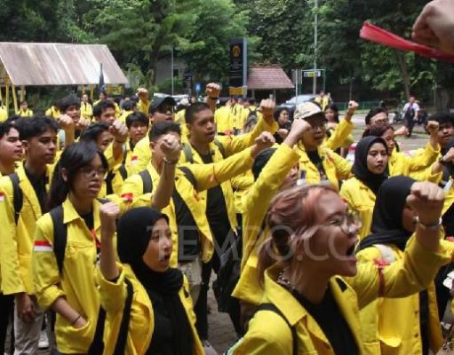 Protes Kebijakan Efiensi Pemerintah Ratusan Mahasiswa Demo “Indonesia Gelap”