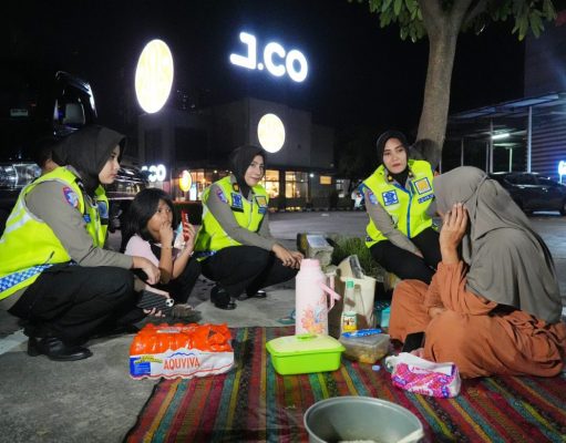 Tim Public Address Polwan Berikan Imbauan Keselamatan Jalan di Rest Area KM 39