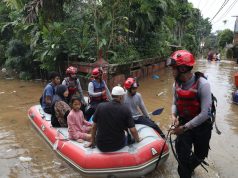Personel Gabungan Evakuasi Warga di Perumahan IKPN Bintaro