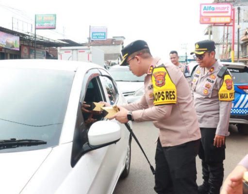 Kapolres Lampung Timur Bagikan Takjil sebagai Wujud Kepedulian terhadap Pengendara Mudik Lebaran