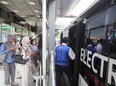 Transjakarta Perbolehkan Pelanggan Berbuka Puasa di Dalam Bus