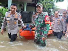 Polri Turun Evakuasi Bantu Warga Korban Banjir di Bekasi dan Depok