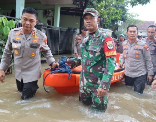 Polri Turun Evakuasi Bantu Warga Korban Banjir di Bekasi dan Depok