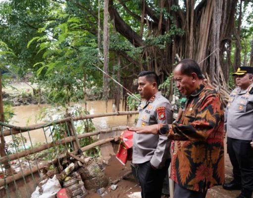 Kapolda Metro Jaya Tinjau Pengungsian Warga Terdampak Banjir di Pancoran