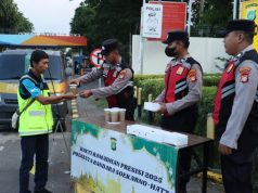 Bagi-bagi Takjil di Area Kargo, Polresta Bandara Soetta Pererat Polri dengan Masyarakat