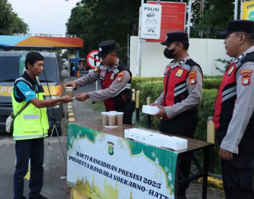 Bagi-bagi Takjil di Area Kargo, Polresta Bandara Soetta Pererat Polri dengan Masyarakat