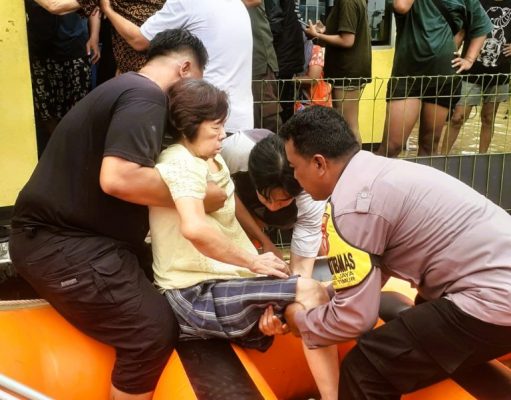 Bhabinkamtibmas Bekasi Jaya Evakuasi Warga Terdampak Banjir