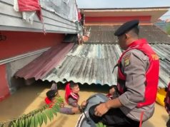 Polisi Evakuasi Warga Yang Terjebak Banjir Setinggi 3 Meter