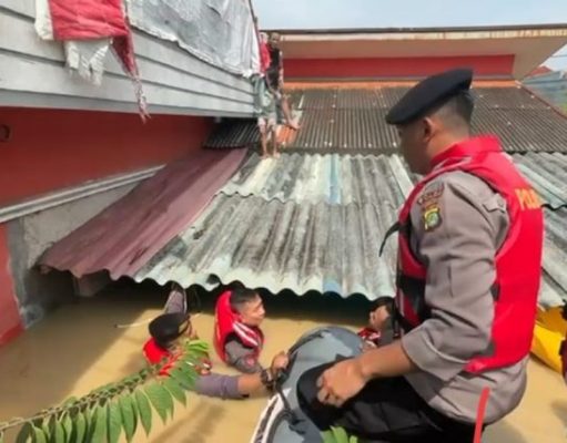 Polisi Evakuasi Warga Yang Terjebak Banjir Setinggi 3 Meter