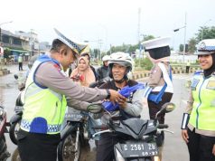 Sambil Sosialisasikan Tertib Berlalu Lintas Polres Pekalongan Bagikan Takjil