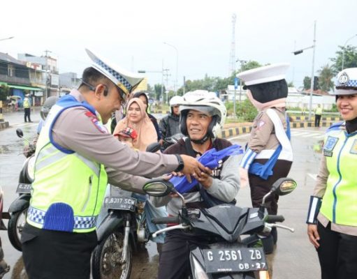 Sambil Sosialisasikan Tertib Berlalu Lintas Polres Pekalongan Bagikan Takjil