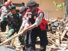 Polres Sukabumi dan TNI Bersihkan Kp. Gumelar yang Terdampak Banjir