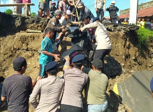 Dansat Brimob Polda Jabar Turun Langsung Bantu Warga di Lokasi Jembatan Putus Sukabumi