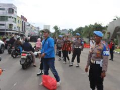 Polres Metro Tangerang Bagi-bagi Takjil Bersama BEM dan OKP