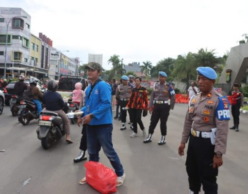 Polres Metro Tangerang Bagi-bagi Takjil Bersama BEM dan OKP