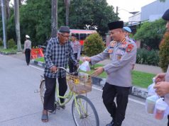 Kapolres Metro Bekasi Bagikan Takjil Kepada Pengguna Jalan Di Traffic Light Jurong