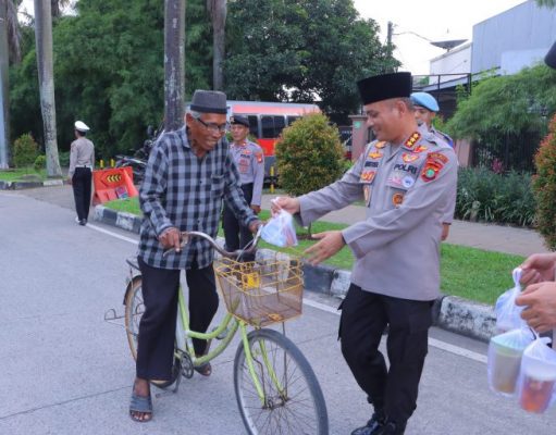 Kapolres Metro Bekasi Bagikan Takjil Kepada Pengguna Jalan Di Traffic Light Jurong