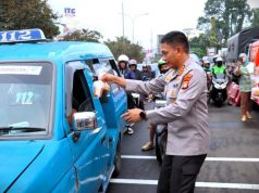 Kapolres Metro Depok dan Ketua Bhayangkari Bagikan Takjil untuk Pengguna Jalan di Depan Mapolres