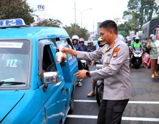 Kapolres Metro Depok dan Ketua Bhayangkari Bagikan Takjil untuk Pengguna Jalan di Depan Mapolres