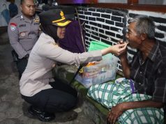 Kepedulian Kapolres Magelang Kota : Suapin Warga Usia Lanjut yang Sakit-sakitan