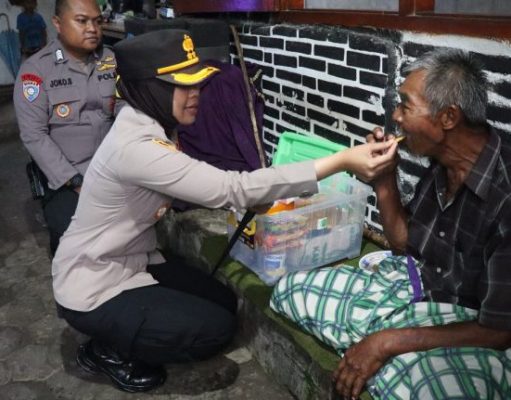 Kepedulian Kapolres Magelang Kota : Suapin Warga Usia Lanjut yang Sakit-sakitan