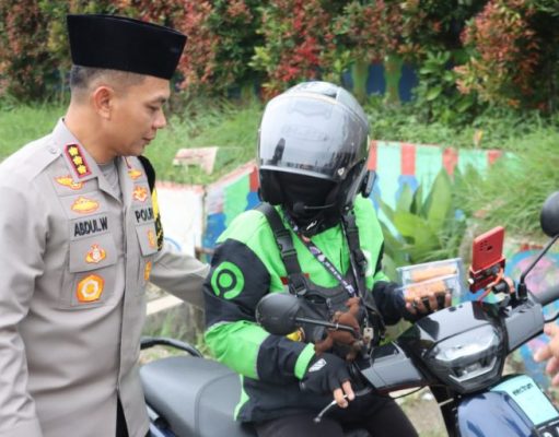 Kerjasama Polres Metro Depok Bersama Komunitas Bagikan 2.000 Paket Takjil Ramadhan