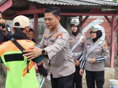 Kapolres Metro Depok Bagikan Paket Sembako untuk Penjaga Palang Pintu Kereta di Pondok Cina