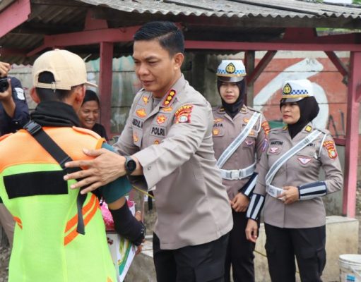 Kapolres Metro Depok Bagikan Paket Sembako untuk Penjaga Palang Pintu Kereta di Pondok Cina