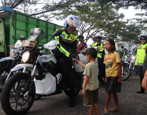 AKBP Ratna Susuri Jalan Utama Kab. Semarang Mengendarai Motor Pastikan Situasi Kondusif