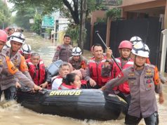Brimob Sebar Ratusan Anggota ke Titik Banjir Jabodetabek, Evakuasi Anak-Lansia