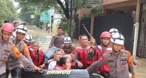 Brimob Sebar Ratusan Anggota ke Titik Banjir Jabodetabek, Evakuasi Anak-Lansia