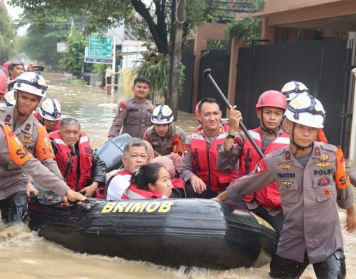 Brimob Sebar Ratusan Anggota ke Titik Banjir Jabodetabek, Evakuasi Anak-Lansia