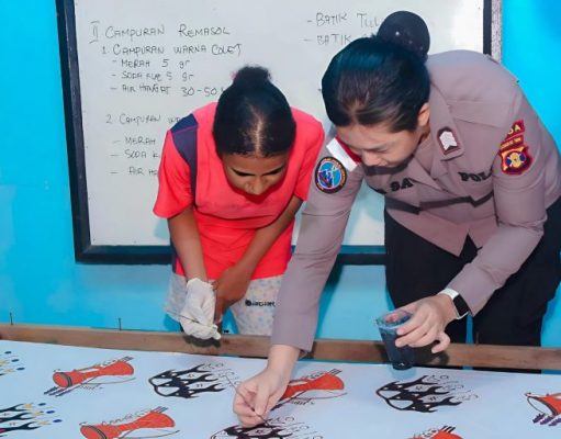 Menjaga Warisan Batik Papua, Brigpol Ita Kunjungi Sanggar Ameldi